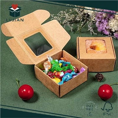 Kraft-paperilahjarasia kirkkaalla PVC-ikkunalla